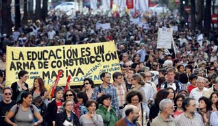 Los valencianos culminan la huelga con una manifestación que colapsa Valencia