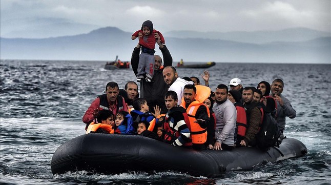 personas-que-llegan-bote-isla-griega-lesbos-tras-cruzar-mar-egeo-desde-turquia-1445512345250