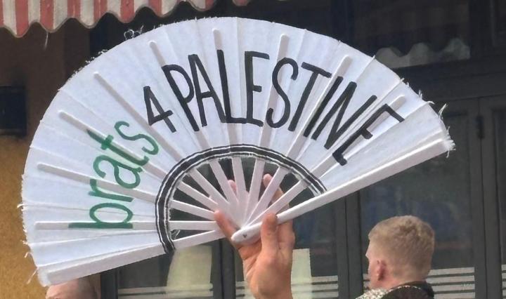 abanico pintado con "brats 4 Palestine"